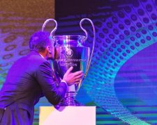 Іграшка для доньки: Павелко "віддав" кубок Ліги чемпіонів найдорожчій
