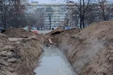 В Киеве коммунальщики оставили после ремонта глубокую яму с водой, фото: социальные сети