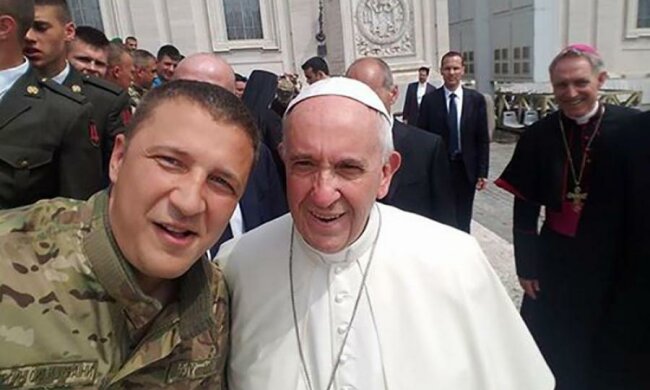 Український герой сфотографувався з Папою Римським