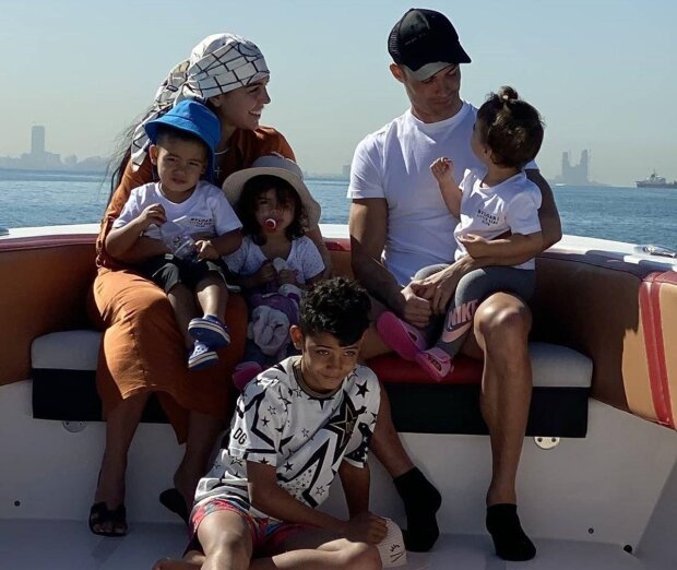 Криштиану Роналду с семьей, фото с Instagram