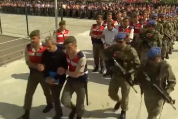Вороги Ердогана "урочисто" промарширували на суд: відео