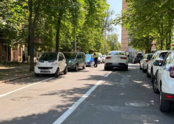 Паркування на велосипедній доріжці, фото: Нацполіція