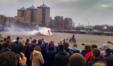 Байкеры открыли мотосезон эффектным дрифт-шоу (фото, видео)