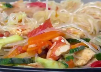 Фунчоза з куркою та овочами, кадр з відео