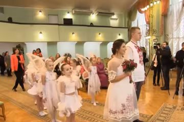 Реєстрація шлюбу, кадр з відео