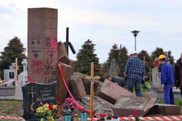 Нищать пам'ять: поляки поглумляться над могилою українських воїнів
