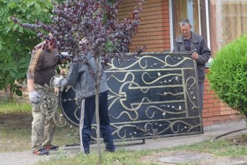 Ветерани АТО зносили депутатський паркан у Луцьку (фото)