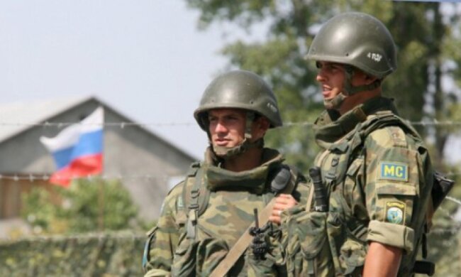 Російські військові контролюють кордон на Донбасі