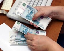 Зарплати в РФ знизилися до 16-річного мінімуму - Bloomberg