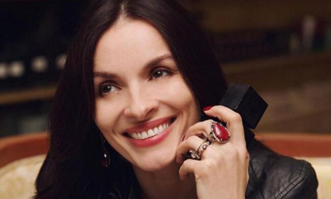 Маленький купальник Мейхер-Грановської ледве стримав її принади: фото