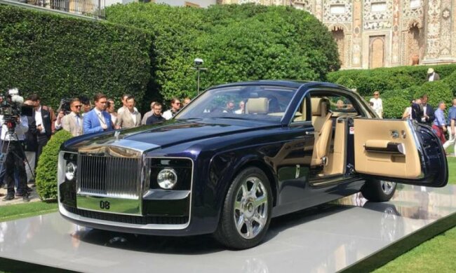 Самое роскошное авто в мире показали со всех сторон