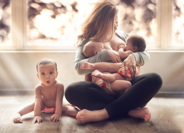 Молодые мамочки показали, что такое грудное вскармливание на самом деле: забавные снимки покорили сеть