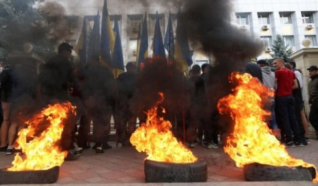 В Одессе зажгли покрышки в поддержку евромайдановцев (фото)