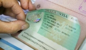 Українцям стало вдвічі складніше отримати візи