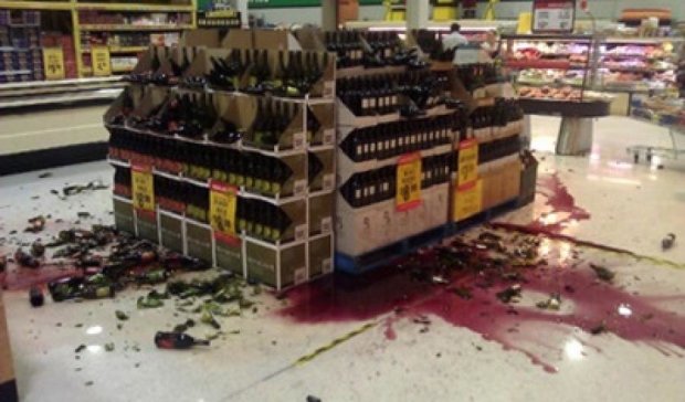  В Харькове пьяница разбил винный отдел супермаркета