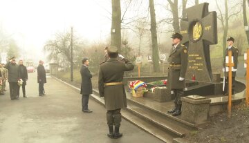 Зеленский чтит память Героев Крут, кадр из видео