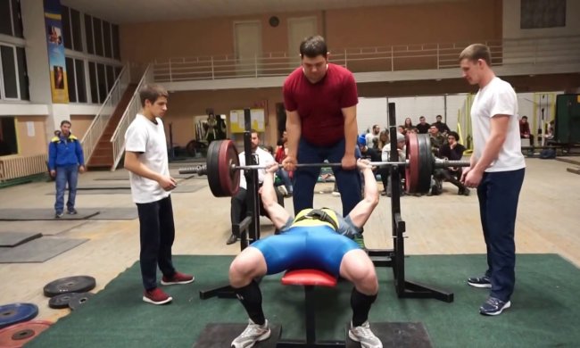 Російський атлет помер після жиму штанги у 180 кг: хлопцю розчавило ребра, відео 18+