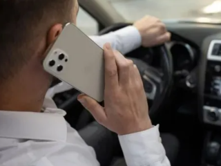 Авто, телефон, кадр з відео