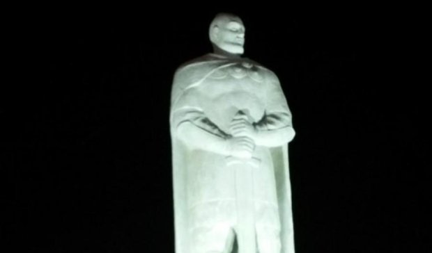 Місце Леніна в Маріуполі зайняв Святослав Хоробрий (фото)