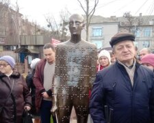 "Здачі не дасть": у Києві вандали накинулися на незрячого, - момент нападу потрапив на відео