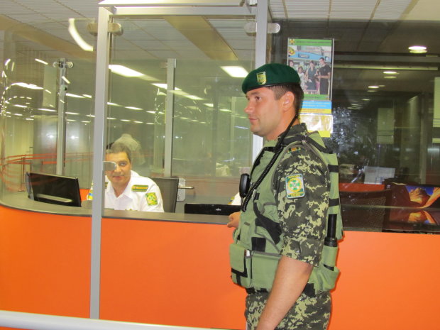 Прикордонники в "Борисполі" вилучили десятки блоків витратних матеріалів для IQOS