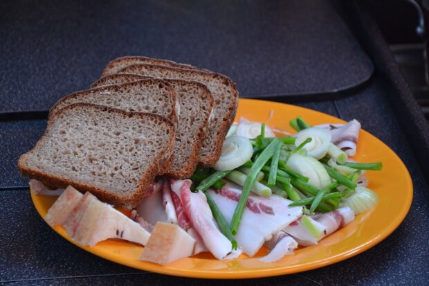Хлеб, сало, лук, фото pixabay