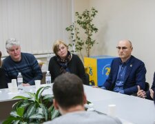 "Слова не заглушат их адскую боль": Зеленский встретился с родственниками погибших в катастрофе самолета МАУ