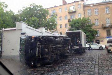 У центрі Львова перекинулась вантажівка з горілкою