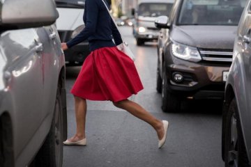 Тікала від чоловіка, але потрапила під колеса авто: Київ сколихнула страшна аварія