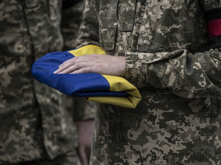 Украинский военный держит флаг