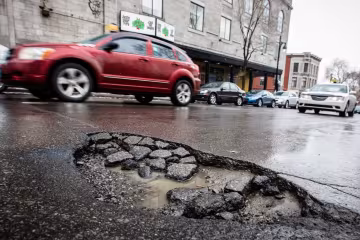 Прекрасна дорога, якщо не їздити по ній: водії показали пекельний шлях, який мучить з 2014 року