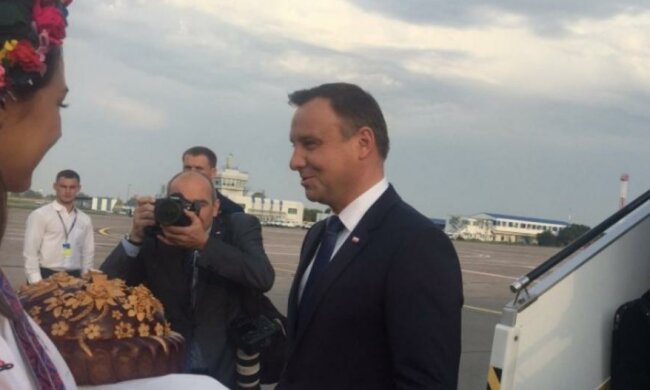 Президент Польши прибыл подписать важный пакт с Украиной (ФОТО)