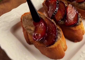 Паштет зі сливою та медовою цибулею.