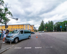 Зайцева по-київськи: Mercedes влетів у натовп пішоходів, багато "швидких"