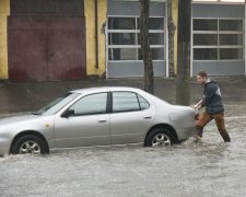 На Одесу обрушилася потужна злива з градом, вулиці пішли під воду: кадри Апокаліпсису