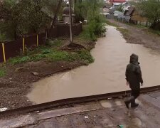 На Прикарпатті зсуви відрізали від цивілізації сім сіл — скрізь бруд, дороги зникли