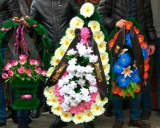 Російські трунарі побилися через небіжчика прямо під моргом
