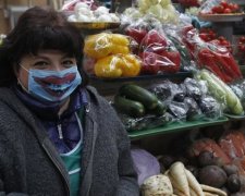 Продавці Бессарабського ринку ховають обличчя за респіраторами (фото)