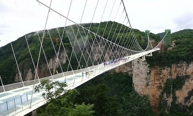 Китайцы уничтожали стеклянный мост на безумной высоте