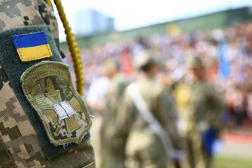"Доводилося бути з повіями, щоб ніхто мене не запідозрив. Тому що було б дивно, що всі - так, а я ховаюся в кутку. Я не хотів, щоб мене викрили.", - ветеран-гей відверто розповів п