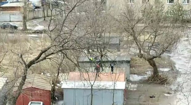 В Харькове малолетние руферы устроили опасные "скачки" по гаражам: "Шеи поломать охота?"