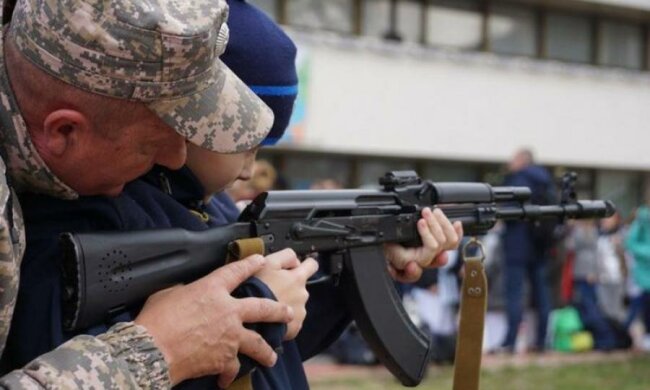 Истерия в Крыму: детей готовят на фронт