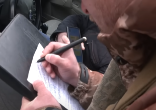 Вручение повестки, скриншот: YouTube