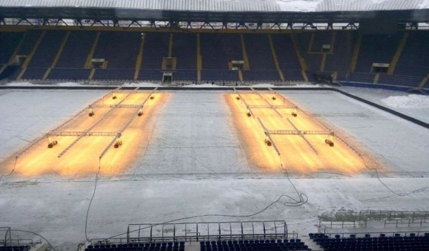 Перед матчем "Шахтера" в Харькове снег растапливают лампами