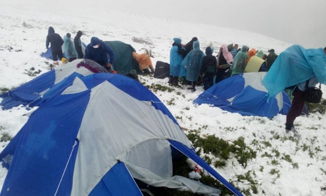 В Карпатах спасатели нашли туристов из Киева: накормили, обогрели и отпустили обратно