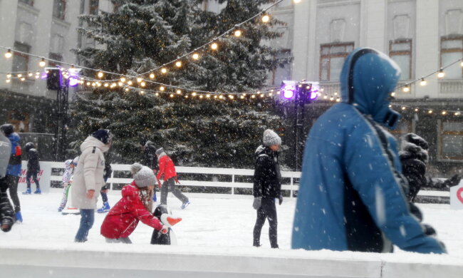 Офіс президента, новорічне містечко - фото Знай.ua