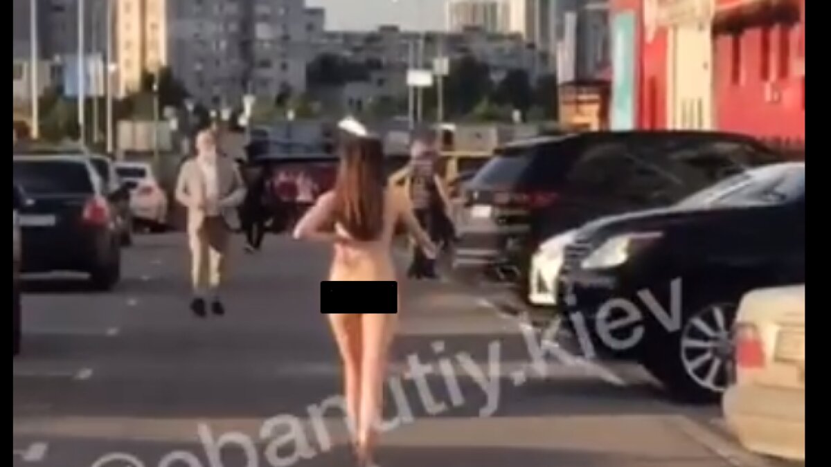 В Днепре по улицам гуляла голая женщина