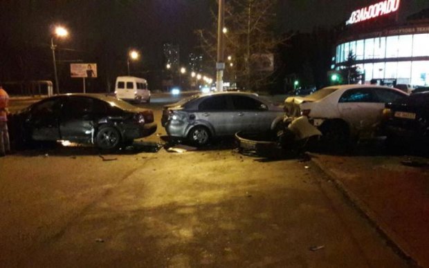 Авто зім'яло у гармошку: п'яний водій фури розійшовся у центрі Києва