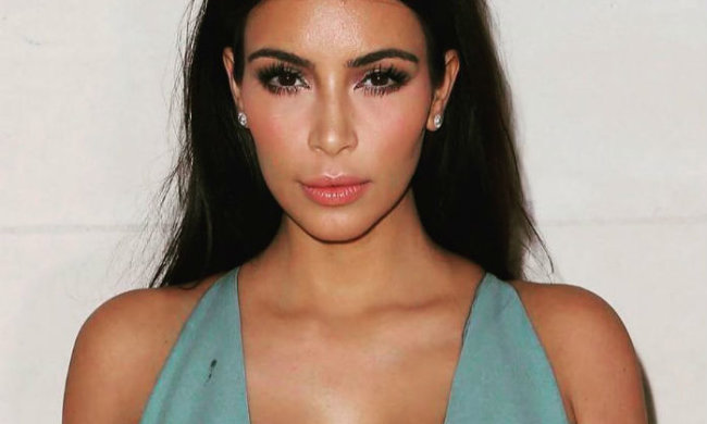 Кардашьян в бикини поразила формами: размером с конфетку