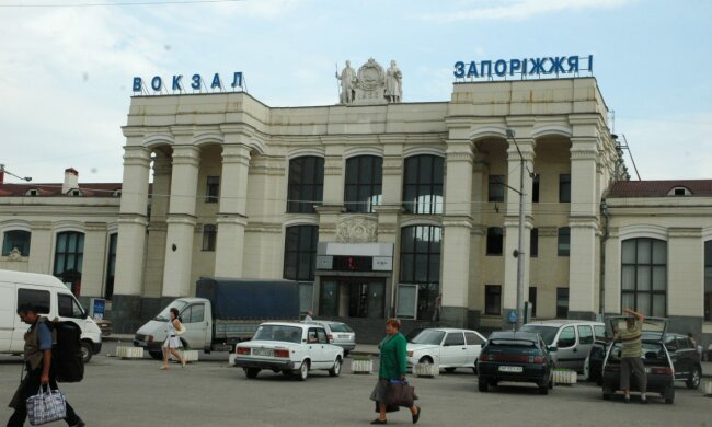 Запоріжжям розгулює неадекват із пістолетом, на вокзал - ні кроку: що відомо